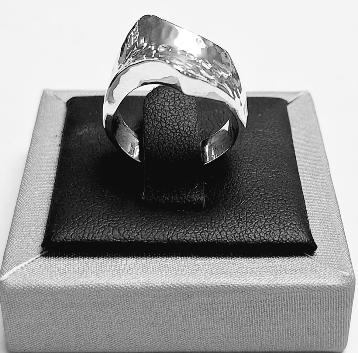Sello de ley en el interior del anillo martillado en plata ley 925