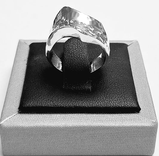 Sello de ley en el interior del anillo martillado en plata ley 925