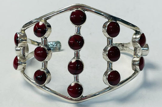 Sello de ley en el interior del brazalete con coral rojo en plata ley 925