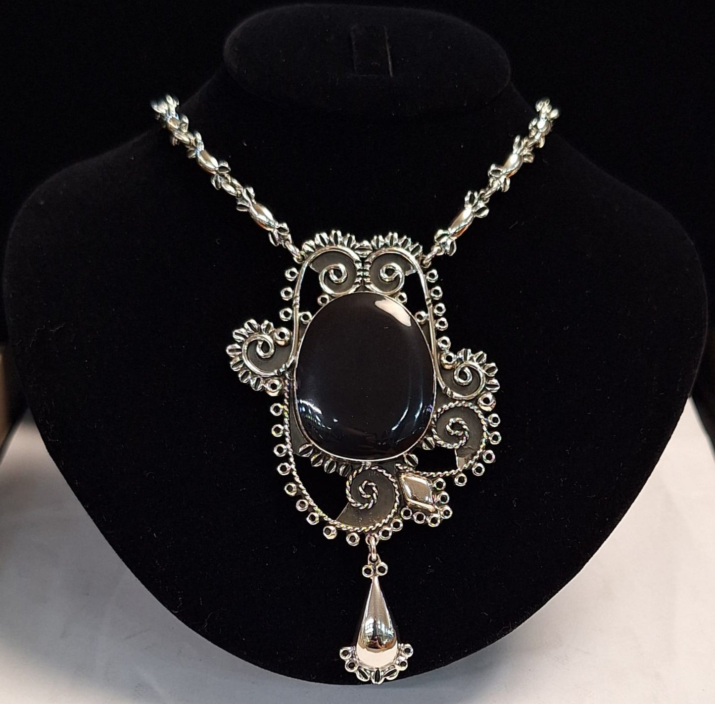 Collar Vintage con Incrustacion de Obsidiana en Plata Ley 950, sello de autenticidad Plata Ley .925