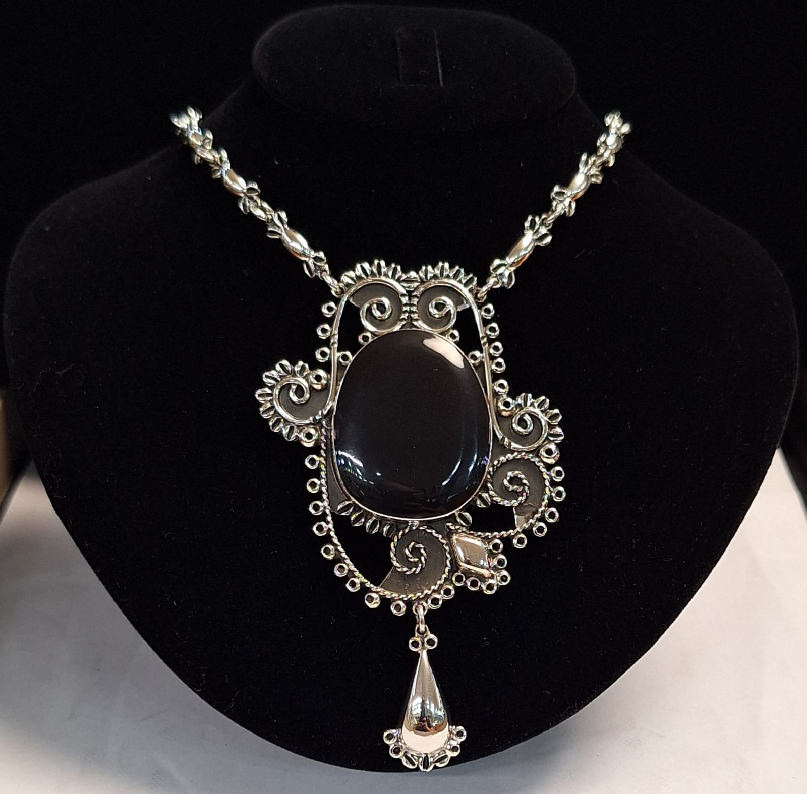 Collar Vintage con Incrustacion de Obsidiana en Plata Ley 950, sello de autenticidad Plata Ley .925