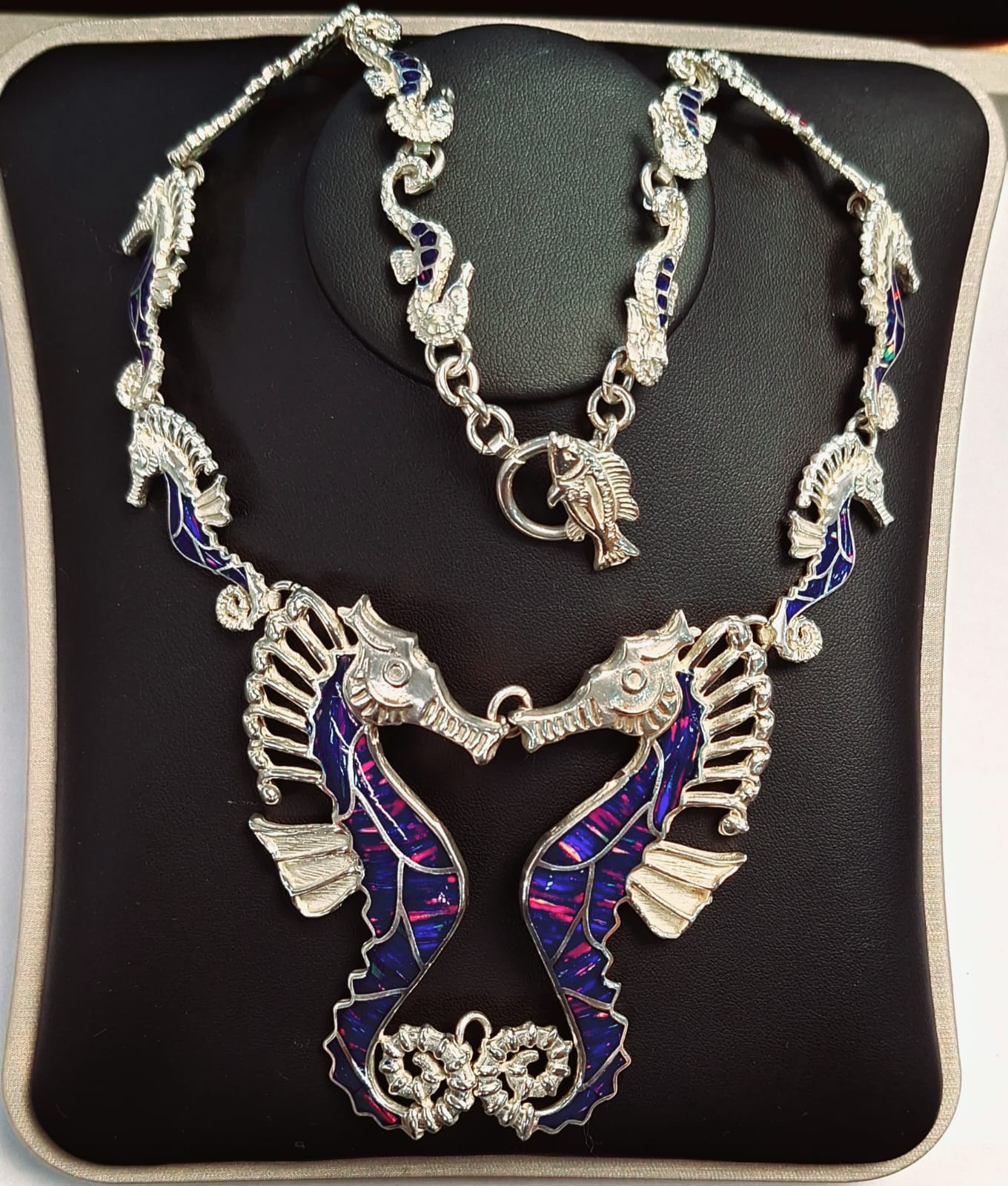 Collar con Incrustaciones de Ópalo en Plata Ley 950, vista frontal