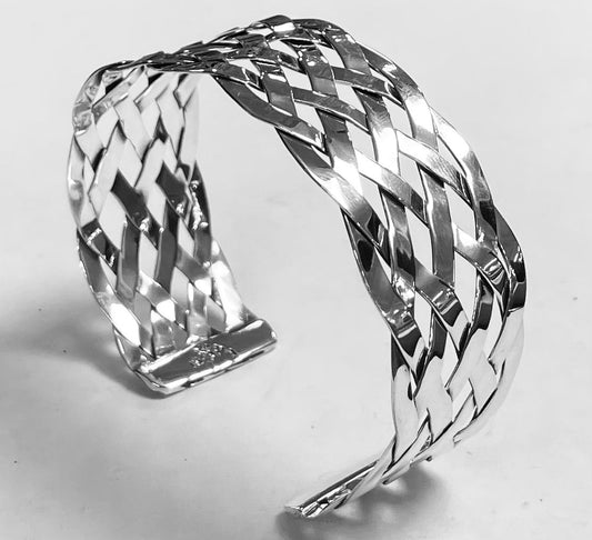 Sello de ley en el interior del brazalete tejido en plata ley 925