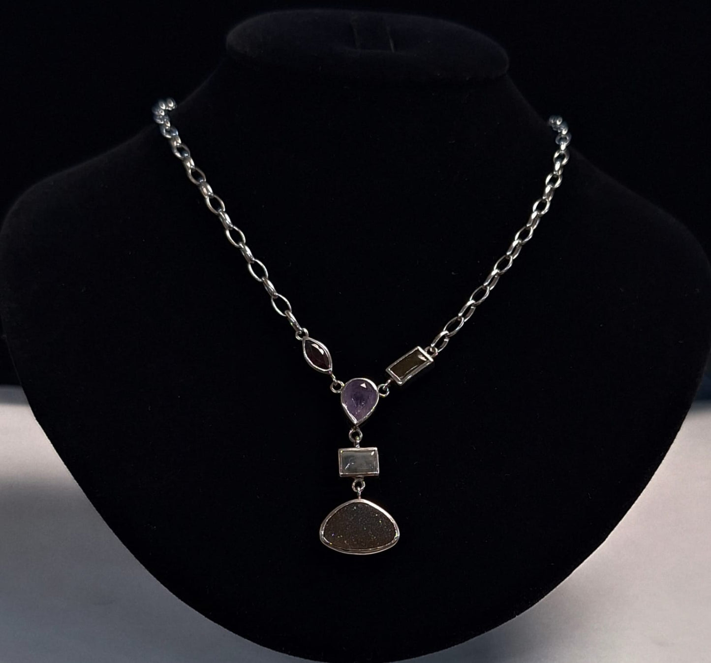 Collar con Incrustaciones de Amastista , Cuarzo y Granate en Plata Ley 925, vista frontal