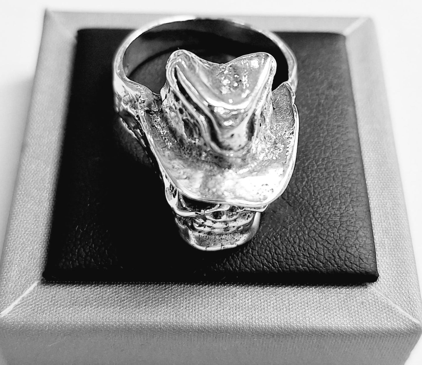 Anillo Calavera Sombrero en Plata Ley 925, sello de autenticidad Plata Ley .925