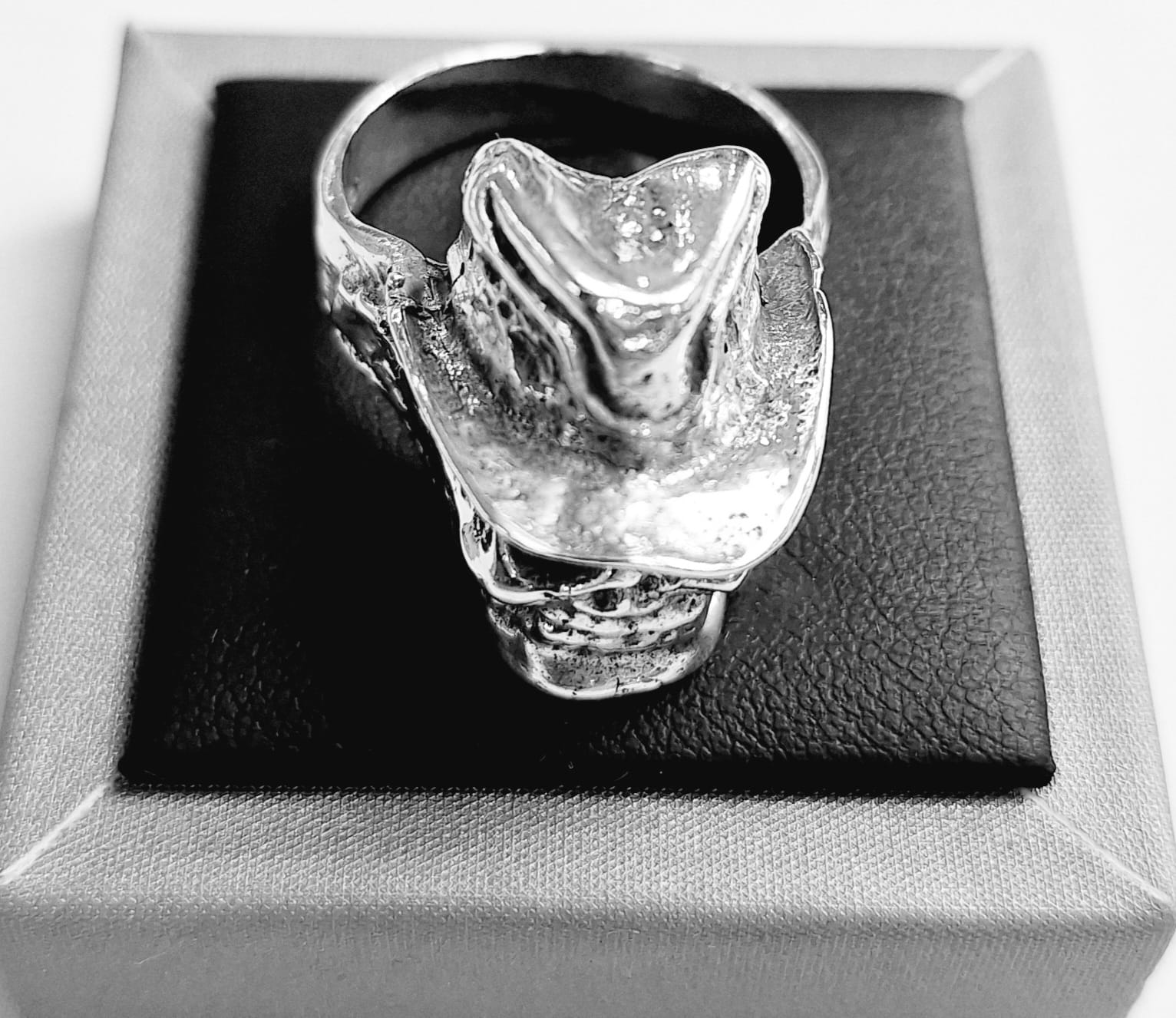 Anillo Calavera Sombrero en Plata Ley 925, sello de autenticidad Plata Ley .925