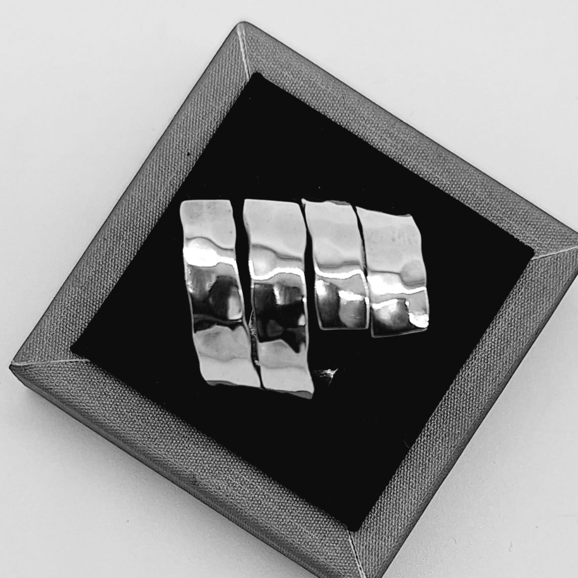 Anillo Martillado Plata Ley 925, sello de autenticidad Plata Ley .925