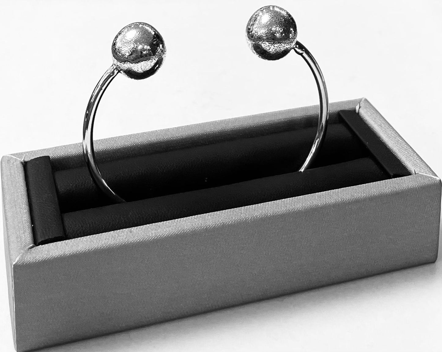 Brazalete Optima Diamantado en Plata Ley 925, sello de autenticidad Plata Ley .925