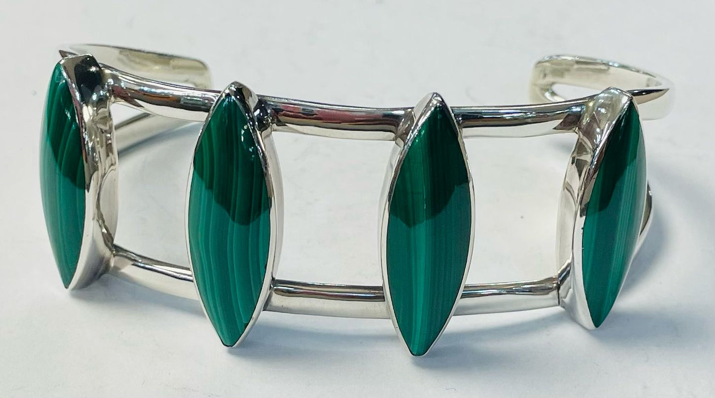 Sello de ley en el interior del brazalete con malaquita con plata ley 925
