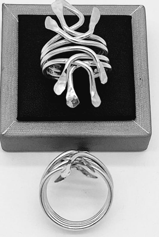 Sello de ley en el interior del anillo martillado plata ley 925 .