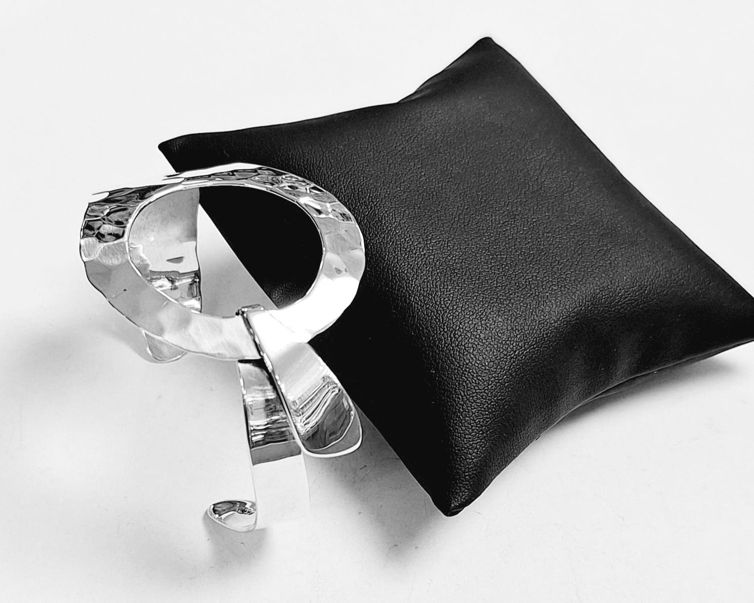 Brazalete Martillado en Plata Ley 925, sello de autenticidad Plata Ley .925
