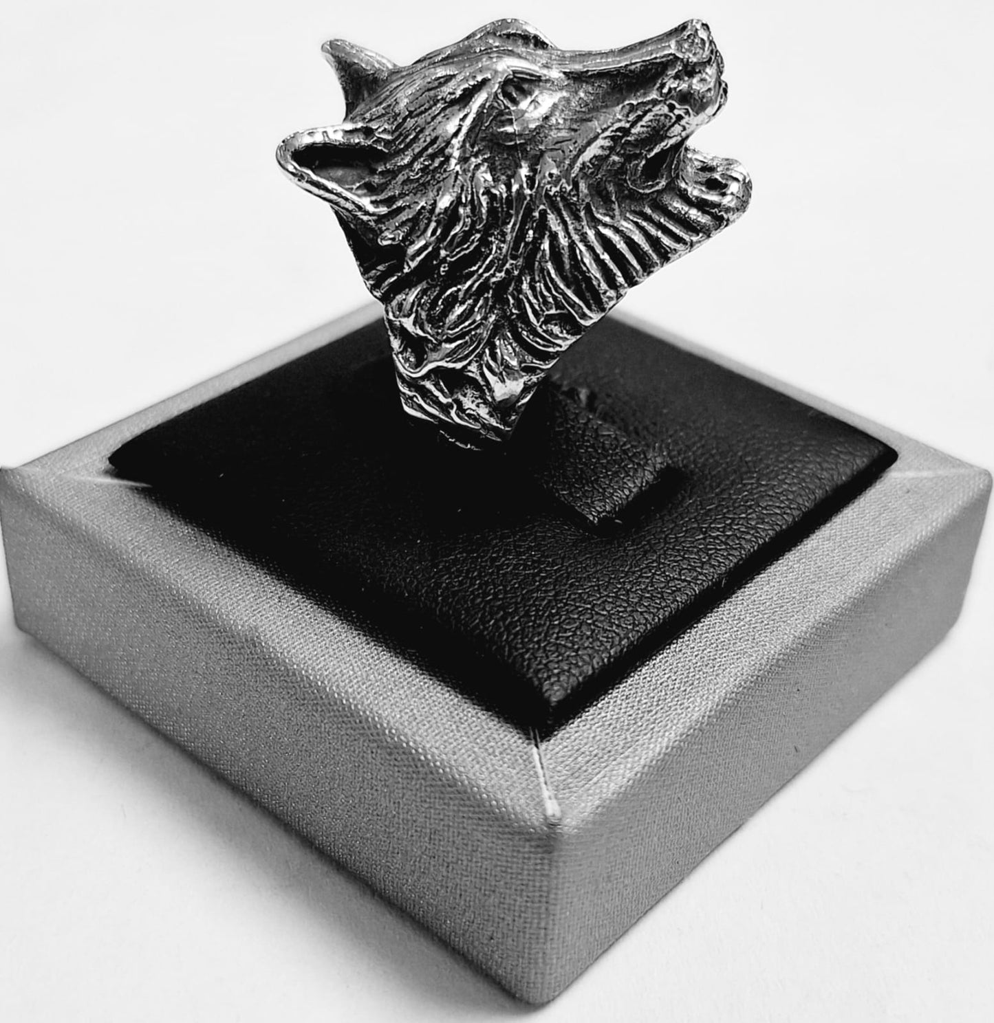 Anillo Cabeza de Lobo en Plata Ley 925, vista frontal