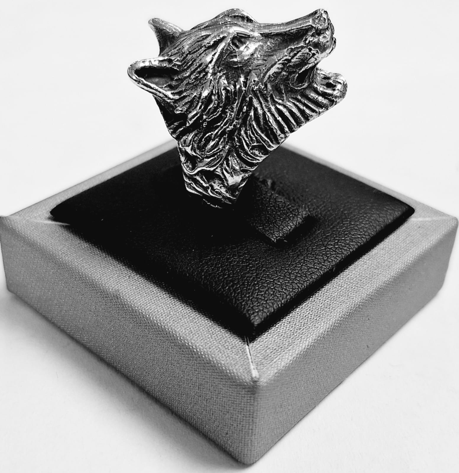 Anillo Cabeza de Lobo en Plata Ley 925, vista frontal