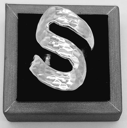 Sello de ley en el interior del anillo martillado plata ley 925