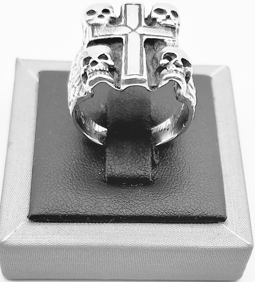 Sello de ley en el interior del anillo cruz con calavera en plata ley 925