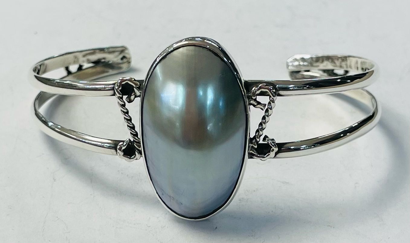 Sello de ley en el interior del brazalete con concha madre perla en plata ley 925