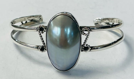 Sello de ley en el interior del brazalete con concha madre perla en plata ley 925