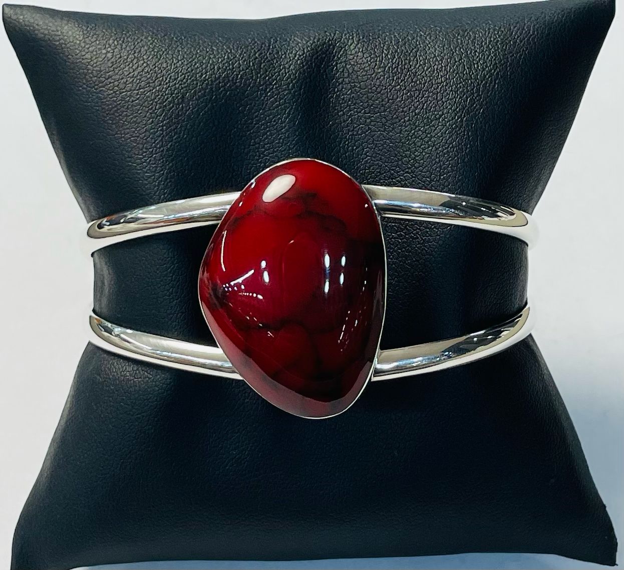 Brazalete con Coral Rojo en Plata Ley 925, sello de autenticidad Plata Ley .925