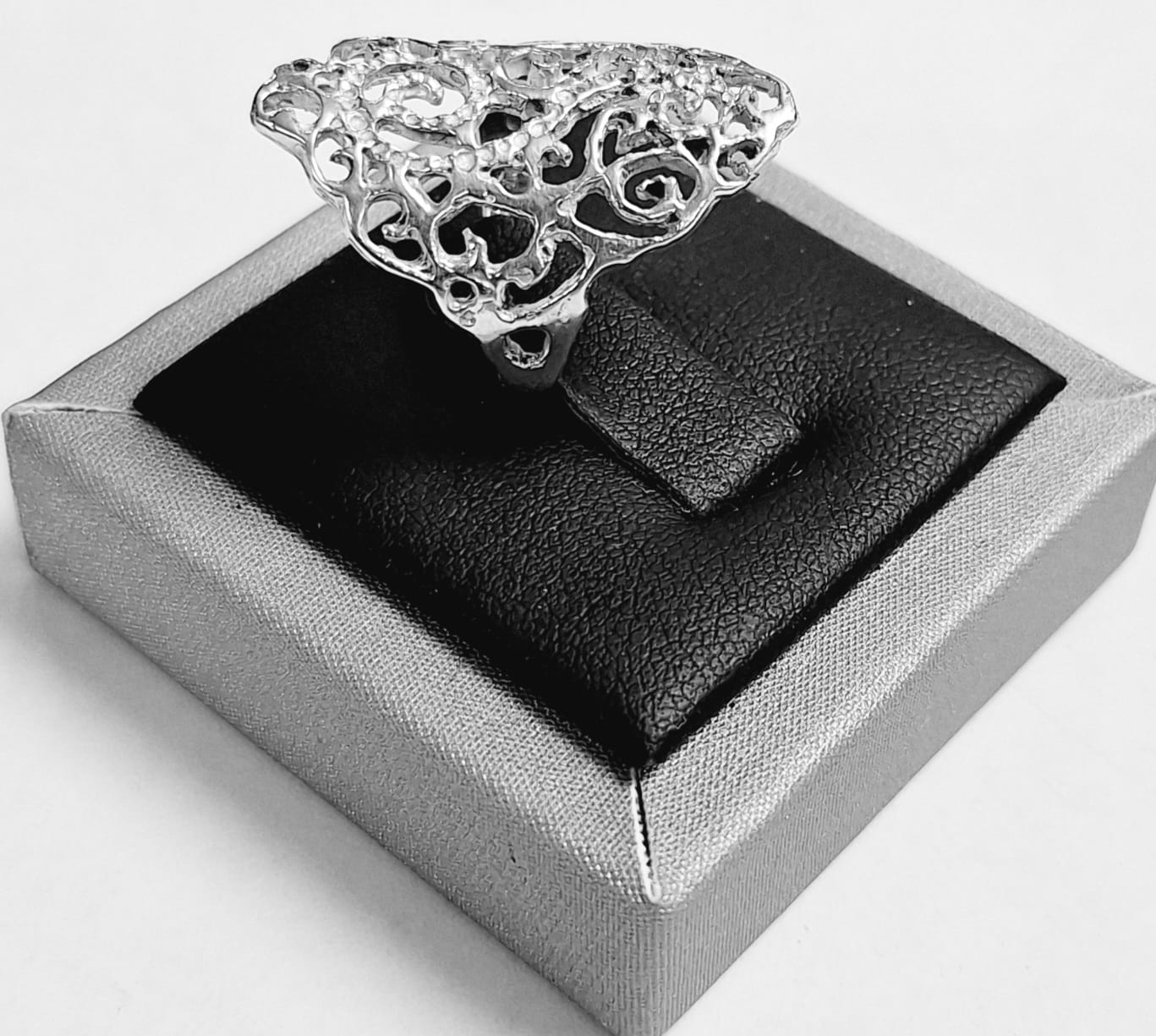 Anillo Calado en Plata Ley 925, sello de autenticidad Plata Ley .925