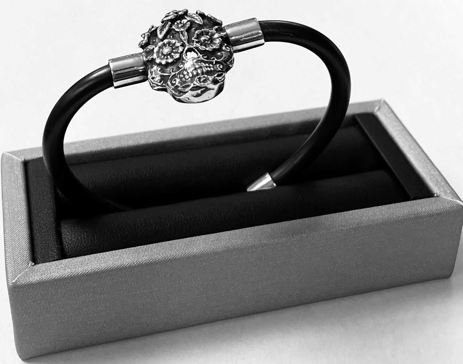 Brazalete en Plata Ley 925 con Caucho, vista frontal