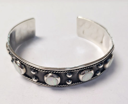 Sello de ley en el interior del brazalete con opalo en plata ley 925