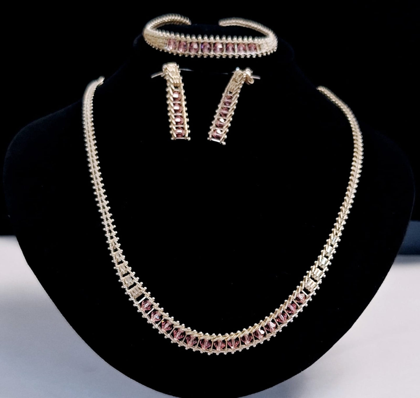 Set de Collar con Incrustaciones en Plata Ley 925, sello de autenticidad Plata Ley .925