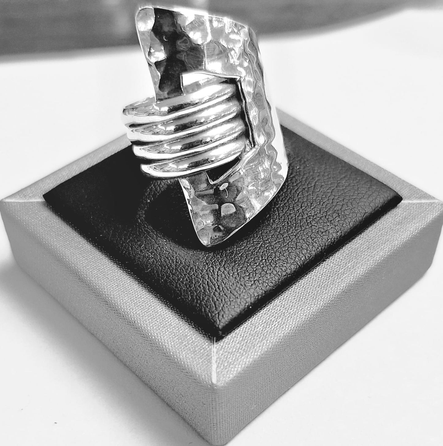 Anillo Martillado en Plata Ley 925, sello de autenticidad Plata Ley .925