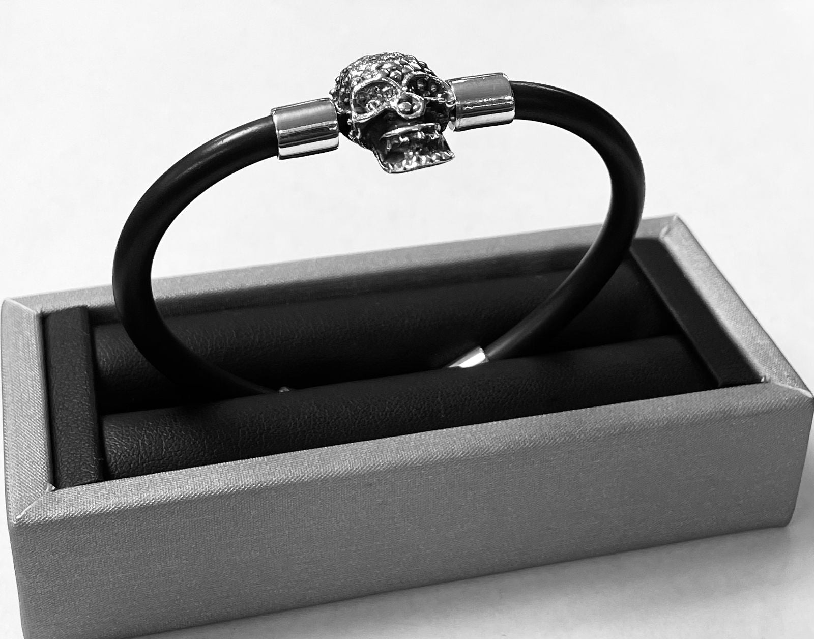 Brazalete en Plata Ley 925 con Caucho, sello de autenticidad Plata Ley .925