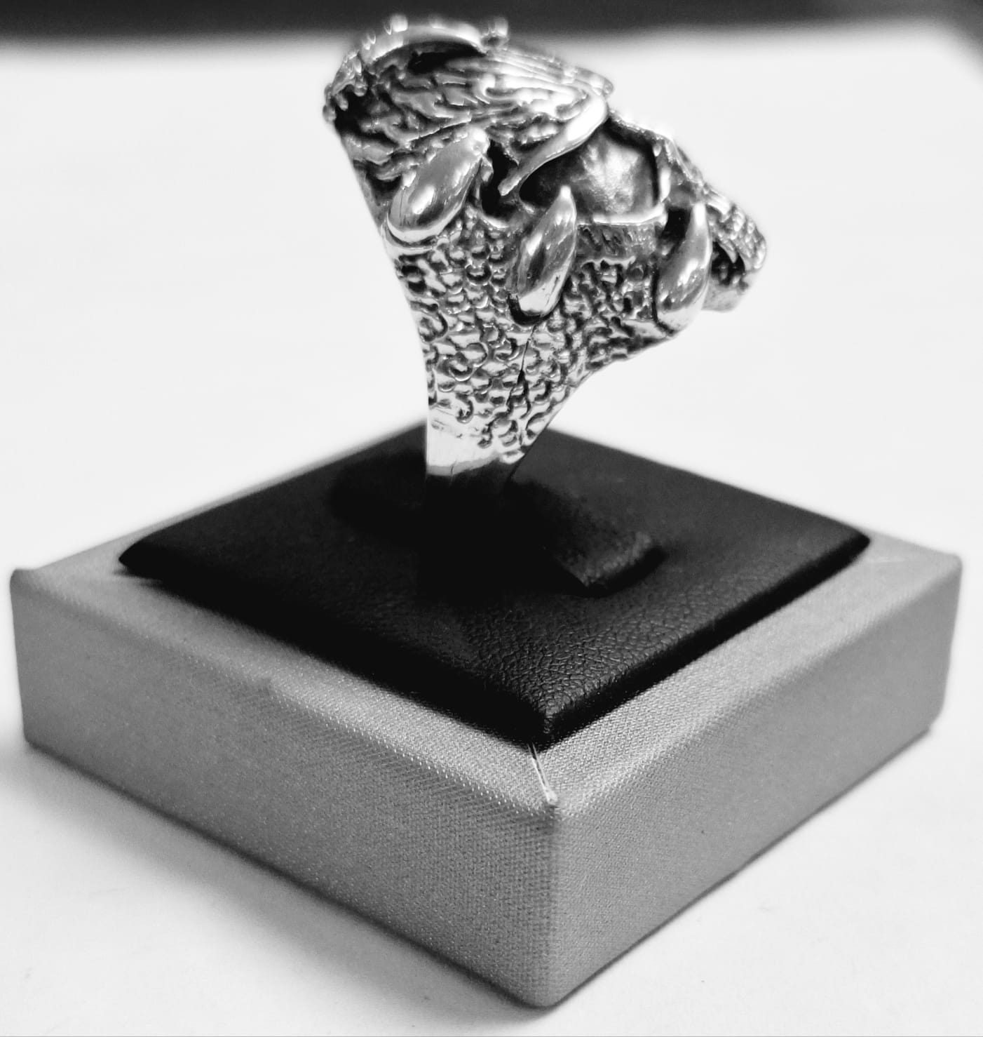 Anillo Calavera Guerrero en Plata Ley 925, vista frontal