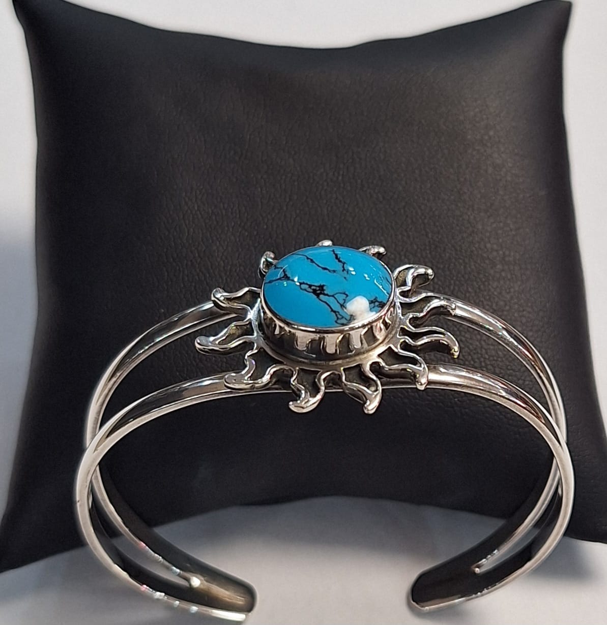 Brazalete con Turquesa en Plata Ley 925, vista frontal