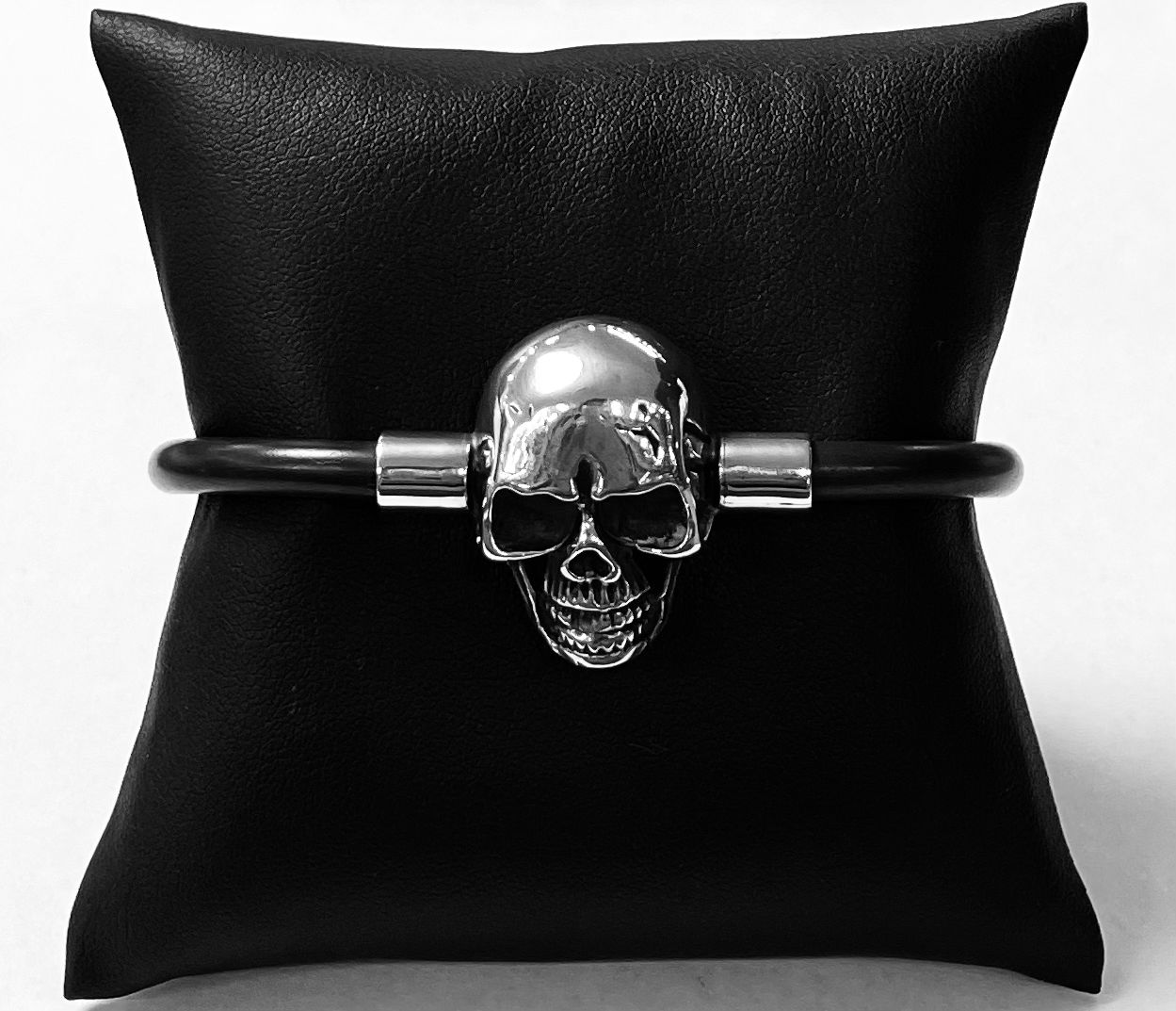 Brazalete Craneo en Plata Ley 925 con Caucho, sello de autenticidad Plata Ley .925