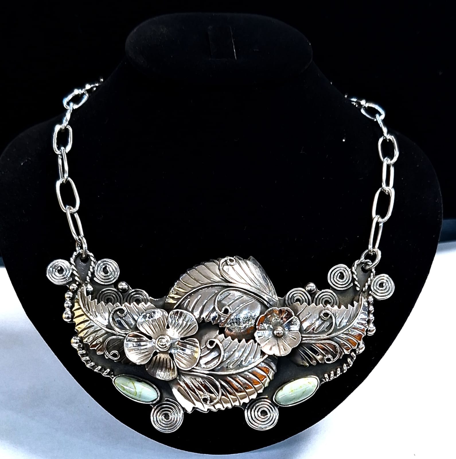 Collar Trabajo Navajo con Incrustaciones de Turquesa en Plata Ley 925, vista frontal