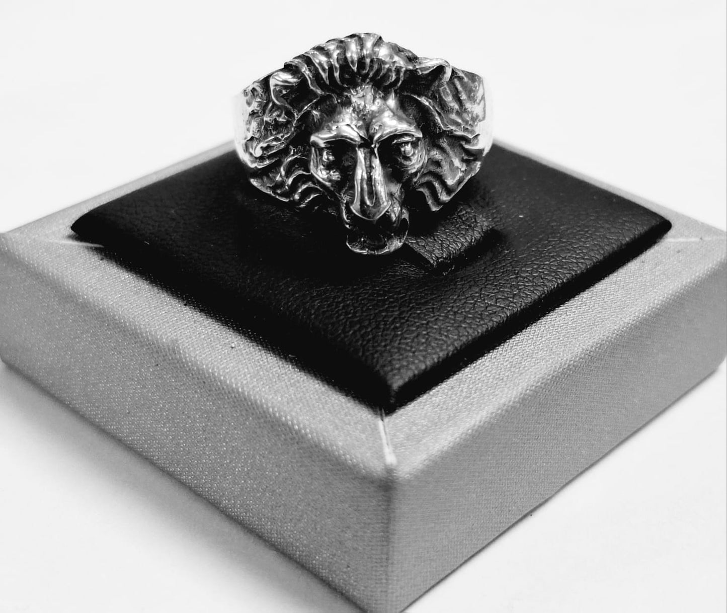 Anillo Cabeza de Leon en Plata Ley 925, vista frontal