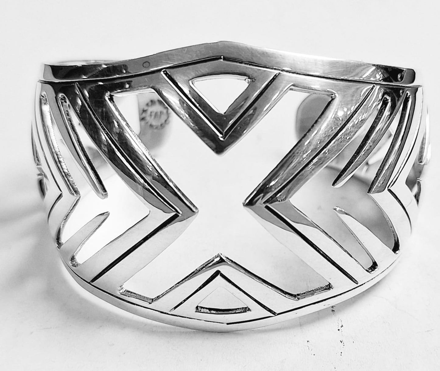 Sello de ley en el interior del brazalete en plata ley 925