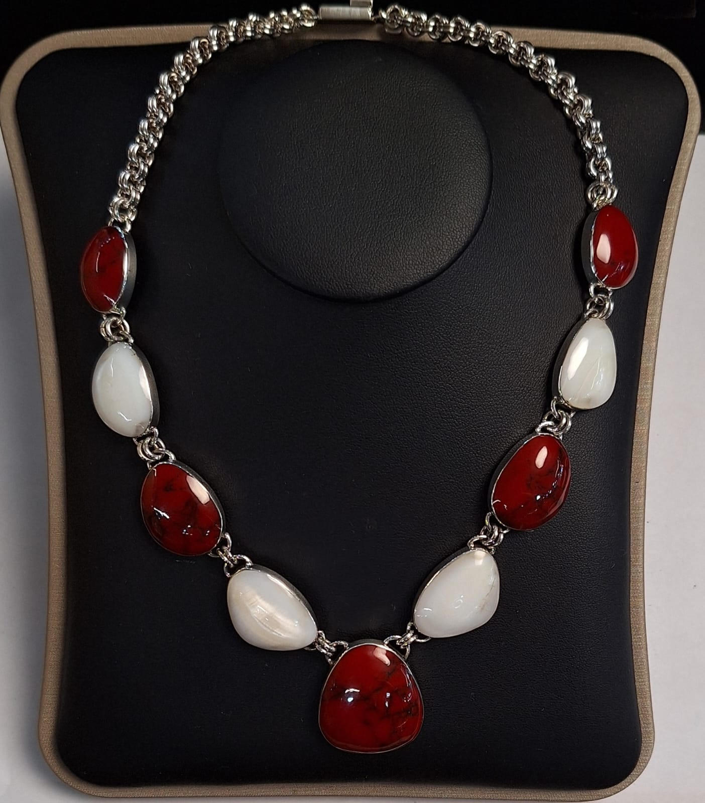 Collar con Incrustaciones de Cabujón de Nácar y Piedra en Plata Ley 950, vista frontal