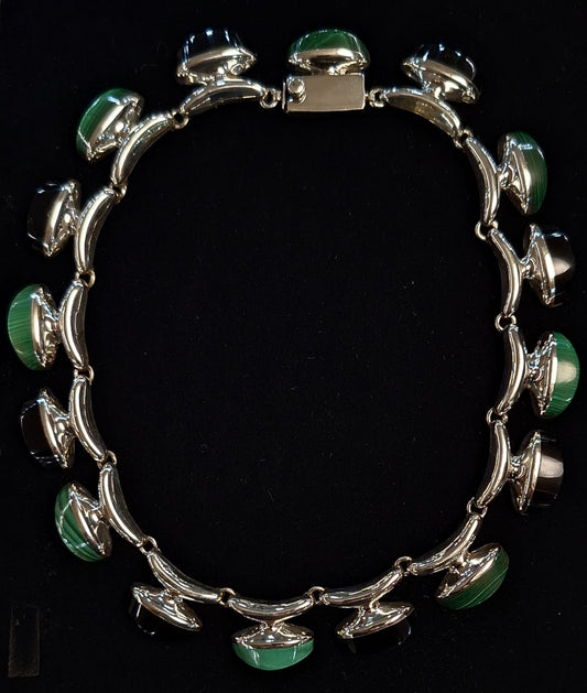 Sello de ley en el interior del collar con incrustaciones de piedra obsidiana y malaquita en plata ley 950