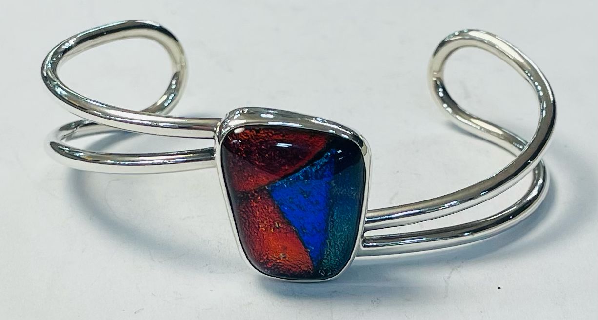 Sello de ley en el interior del brazalete con di droico en plata 925