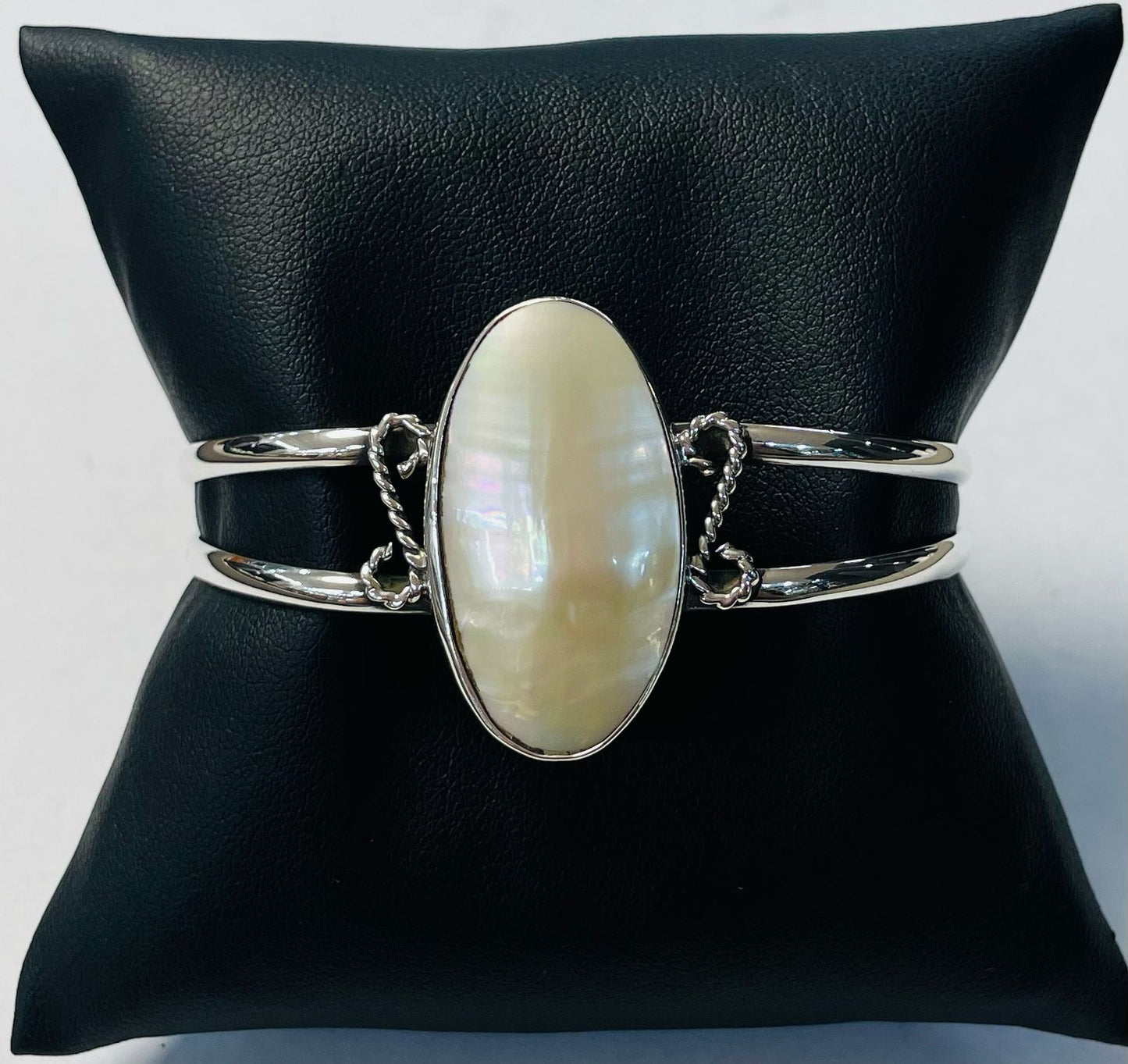 Brazalete con Concha Madre Perla en Plata Ley 925, sello de autenticidad Plata Ley .925