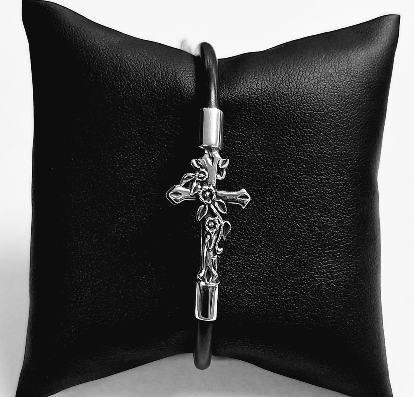 Brazalete en Plata Ley 925 con Caucho, sello de autenticidad Plata Ley .925