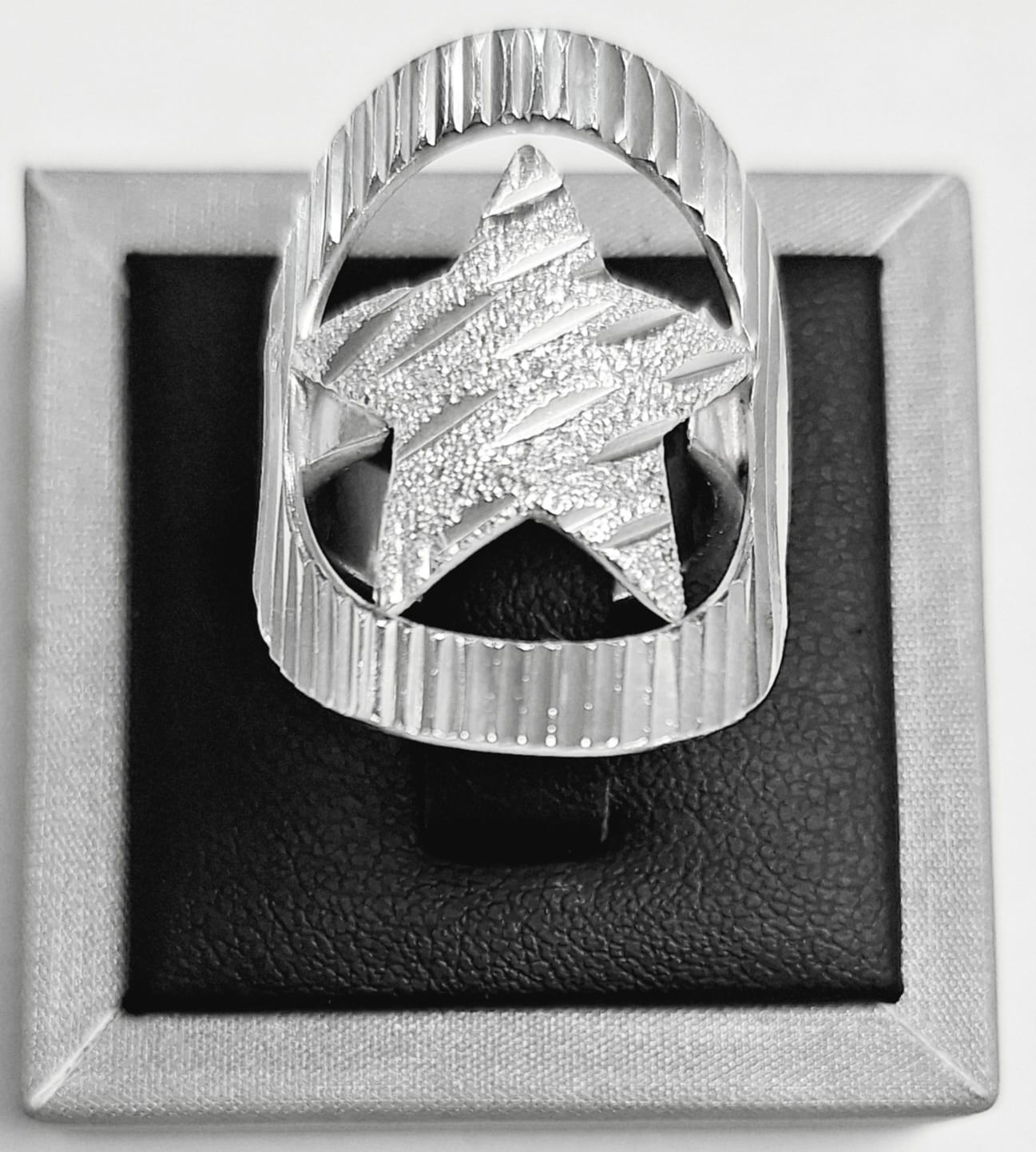 Sello de ley en el interior del anillo diamanta plata ley 925