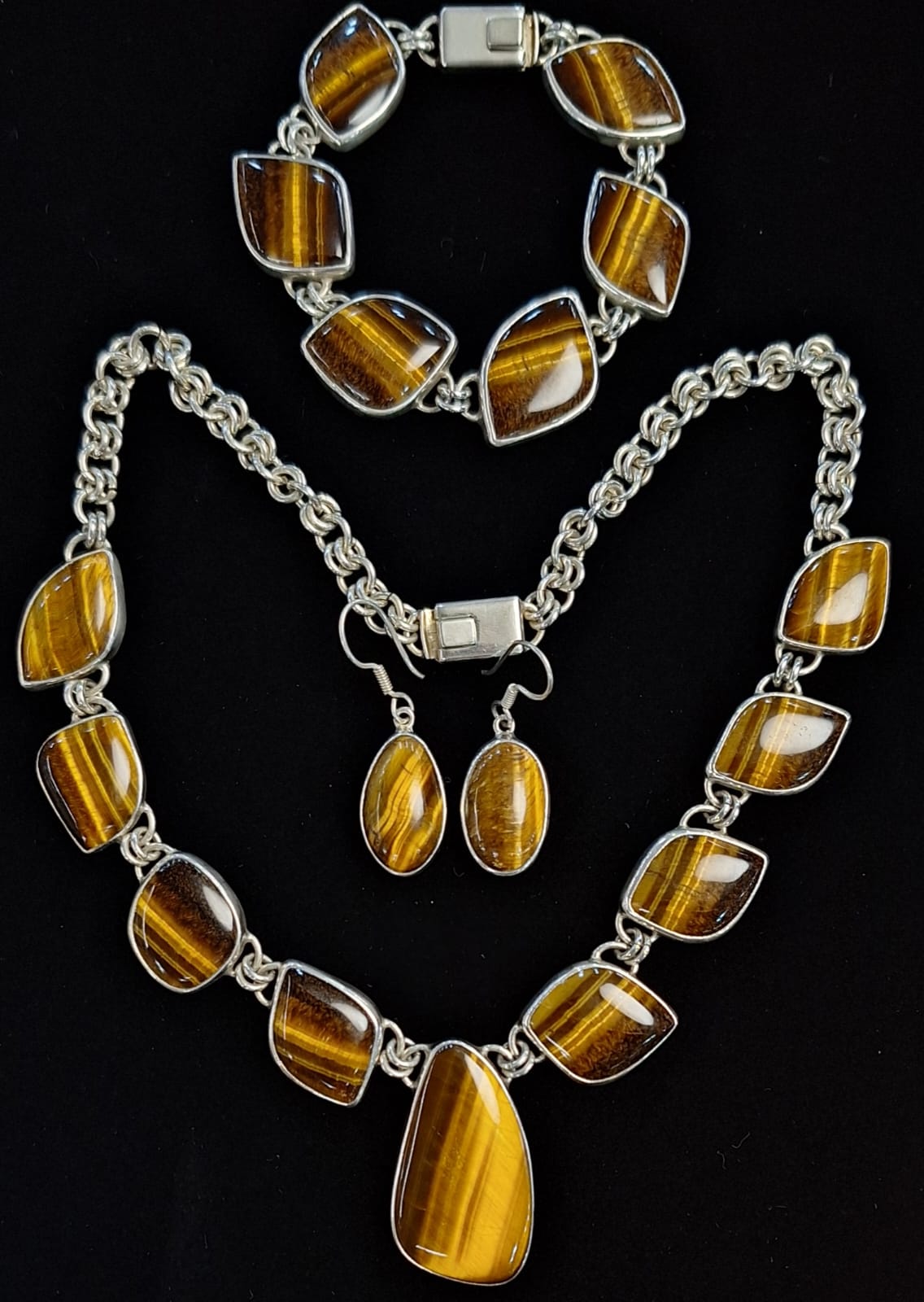 Sello de ley en el interior del set de collar con incrustaciones de ojo de tigre en plata ley 950