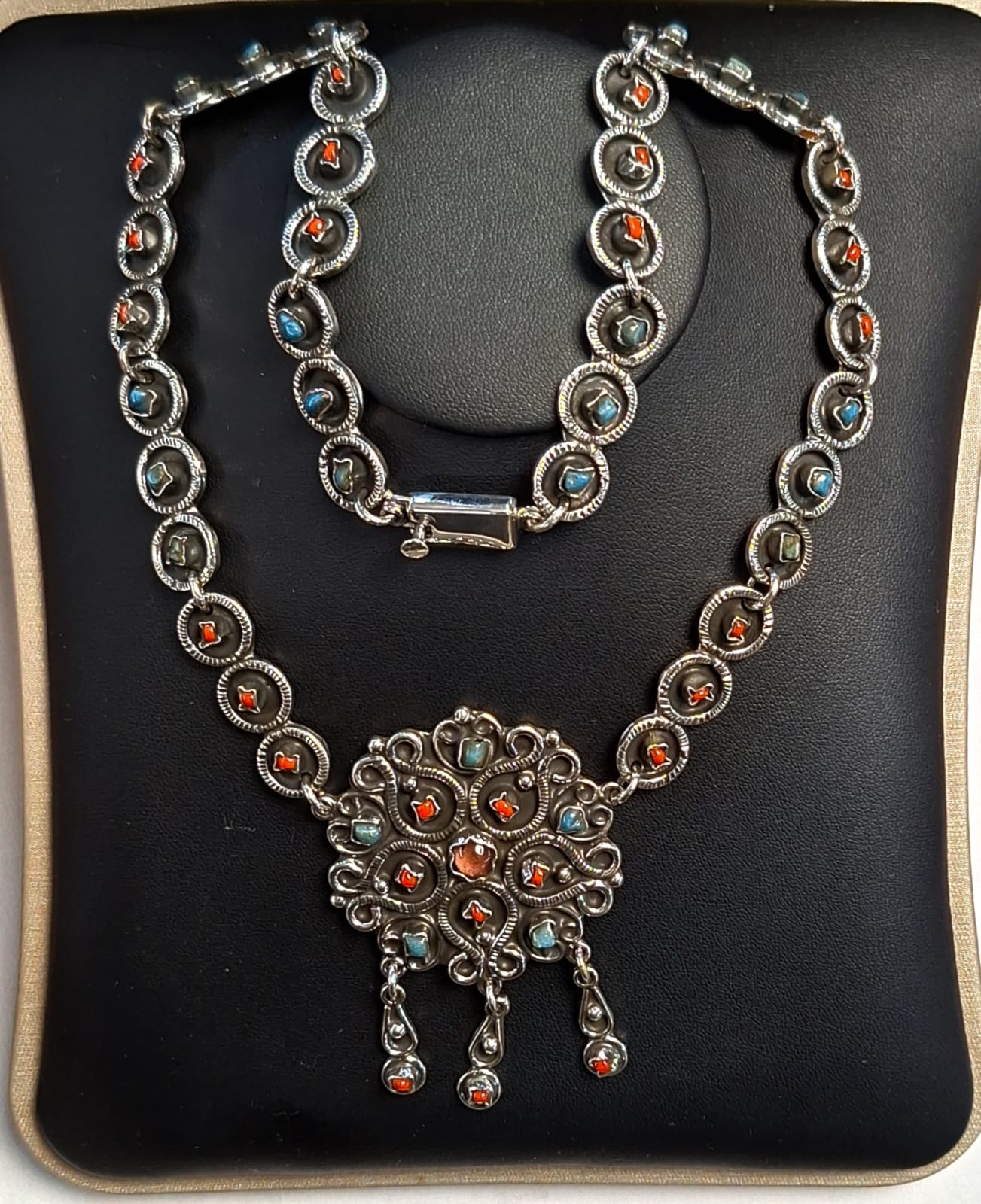 Collar Vintage con Incrustaciones de Piedras en Plata Ley 925, sello de autenticidad Plata Ley .925