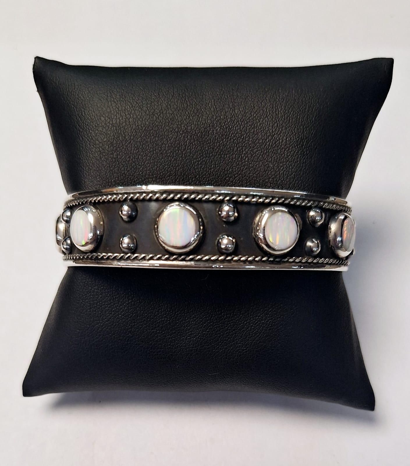 Brazalete con Opalo en Plata Ley 925, sello de autenticidad Plata Ley .925