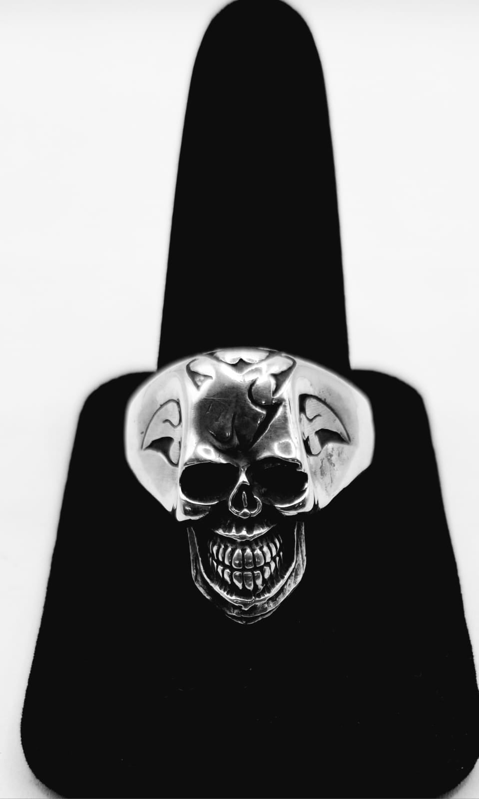 Sello de ley en el interior del anillo calavera en plata 925
