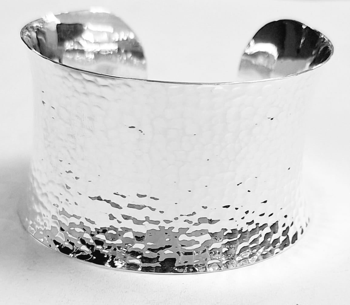 Sello de ley en el interior del brazalete martillado en plata ley 925