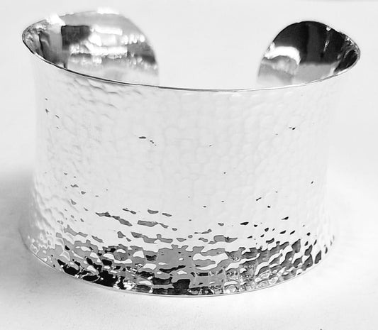 Sello de ley en el interior del brazalete martillado en plata ley 925