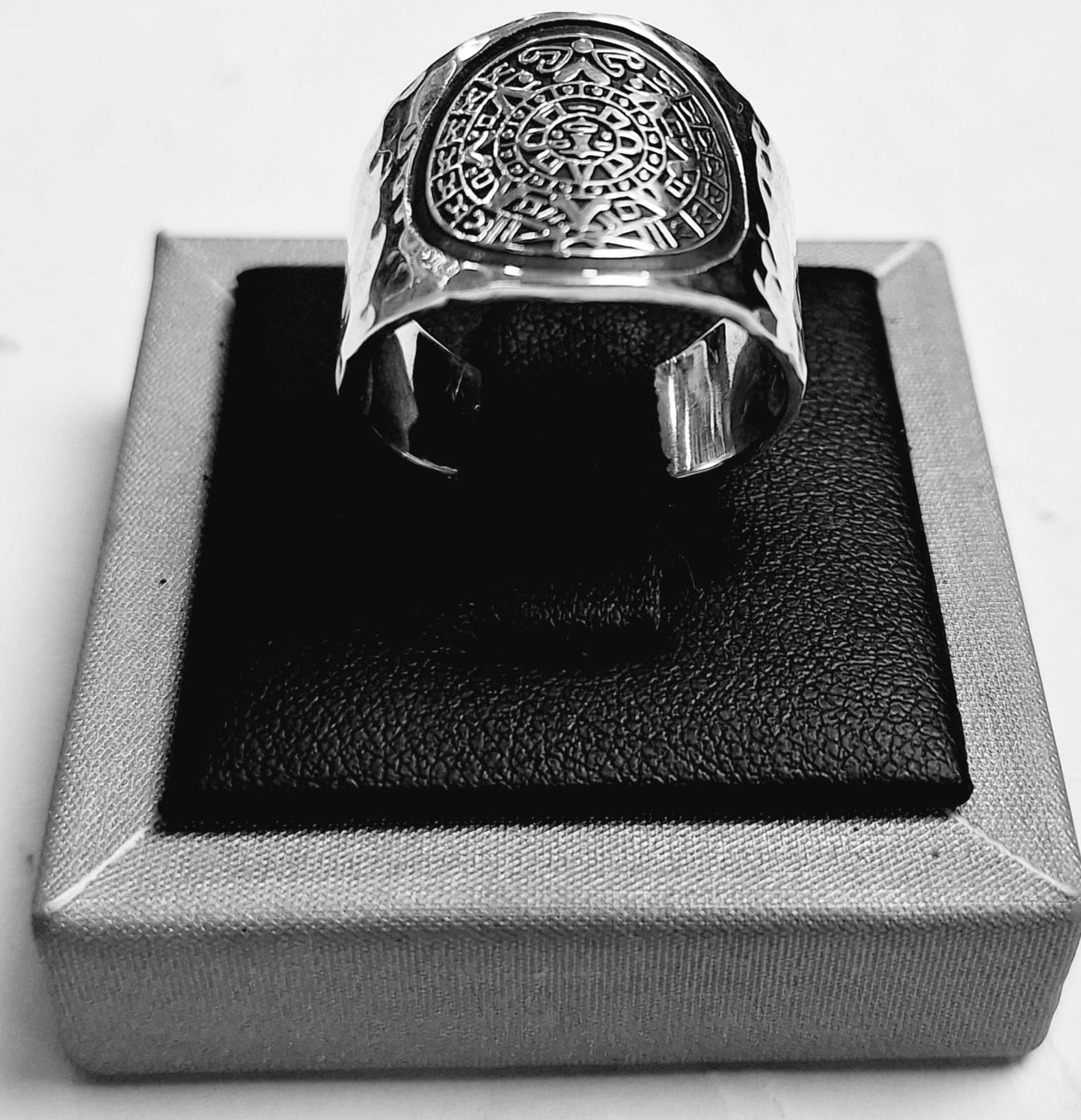 Sello de ley en el interior del anillo martillado con calendario azteca en plata ley 925