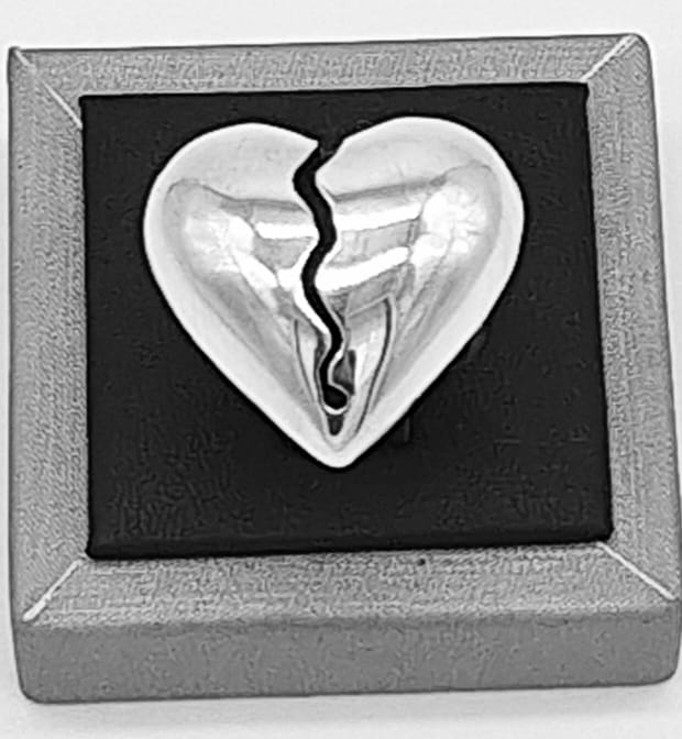 Sello de ley en el interior del anillo corazon plata ley 925