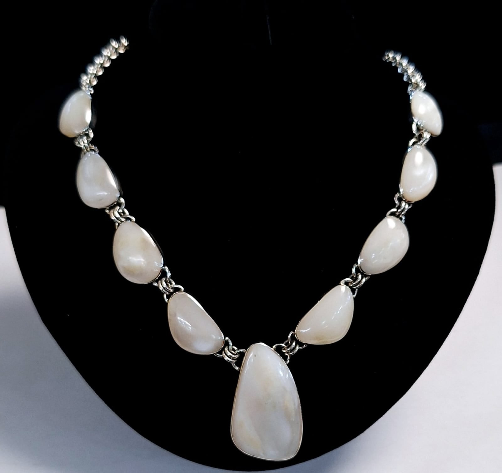 Collar con Incrustaciones de Cabujón de Nácar en Plata Ley 950, sello de autenticidad Plata Ley .925