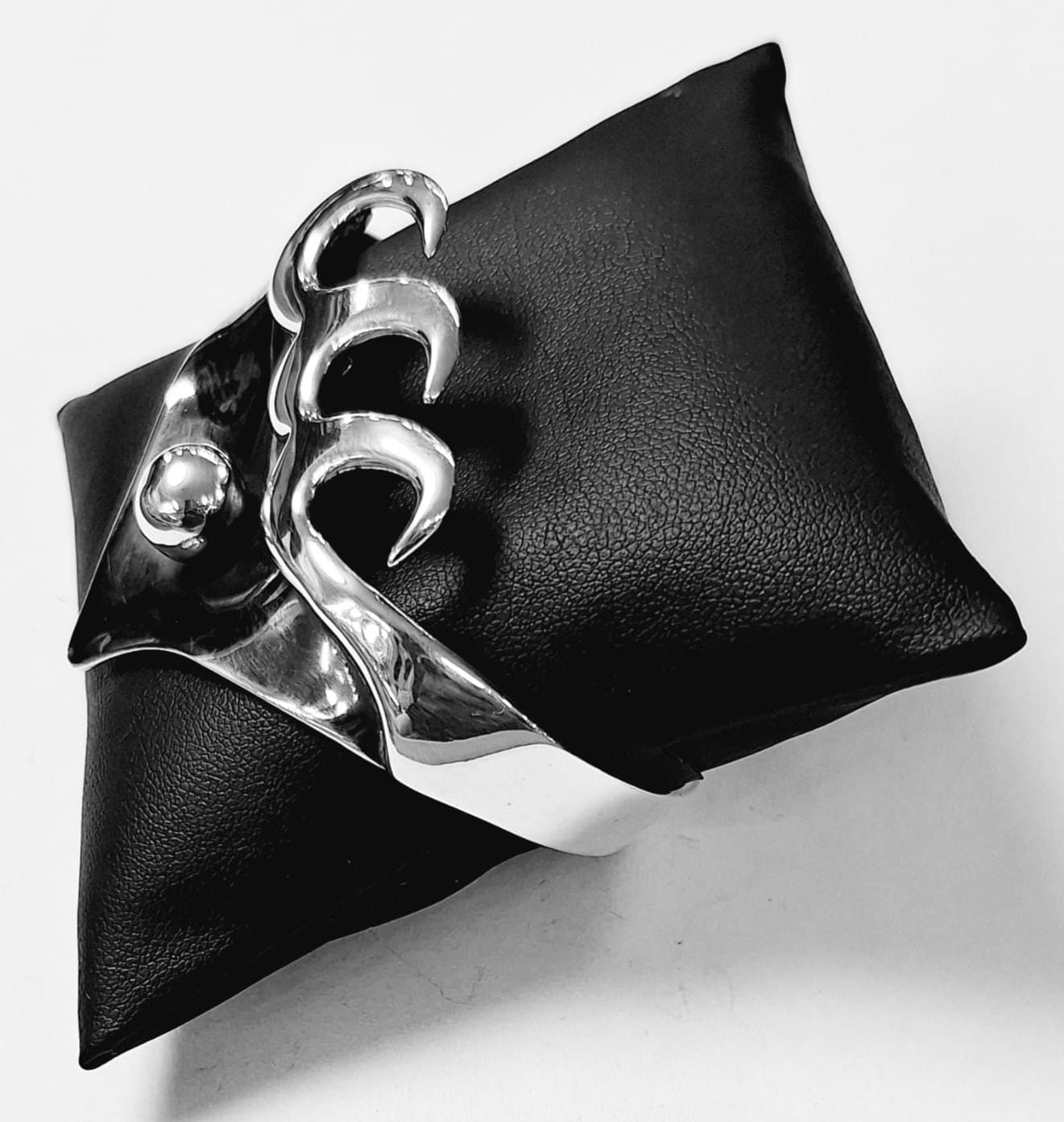 Brazalete en Plata Ley 950, sello de autenticidad Plata Ley .925